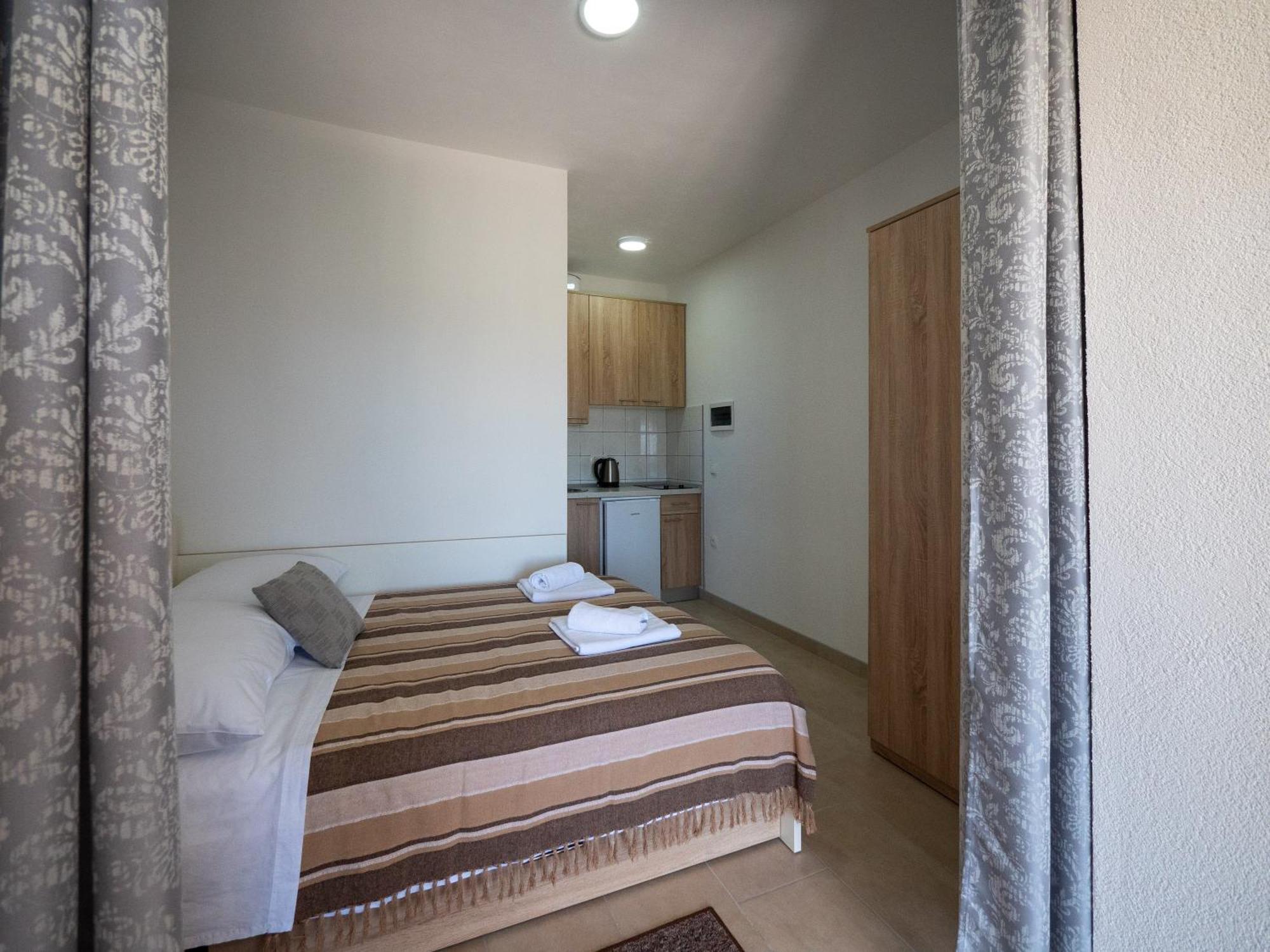 Apartments Tri Mora Ražanac Oda fotoğraf